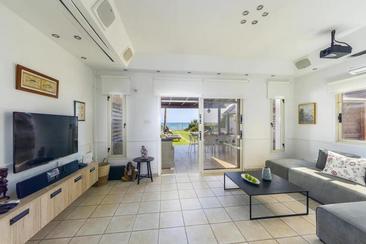Beachfront Villa Carpe Diem Кити Экстерьер фото