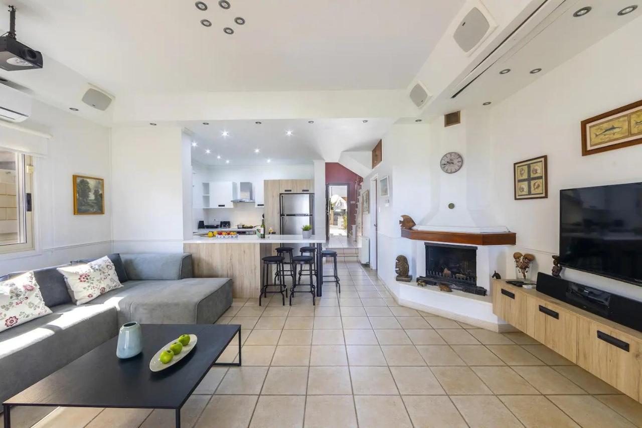Beachfront Villa Carpe Diem Кити Экстерьер фото