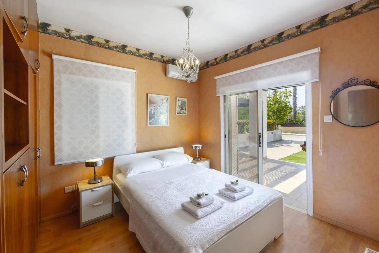 Beachfront Villa Carpe Diem Кити Экстерьер фото