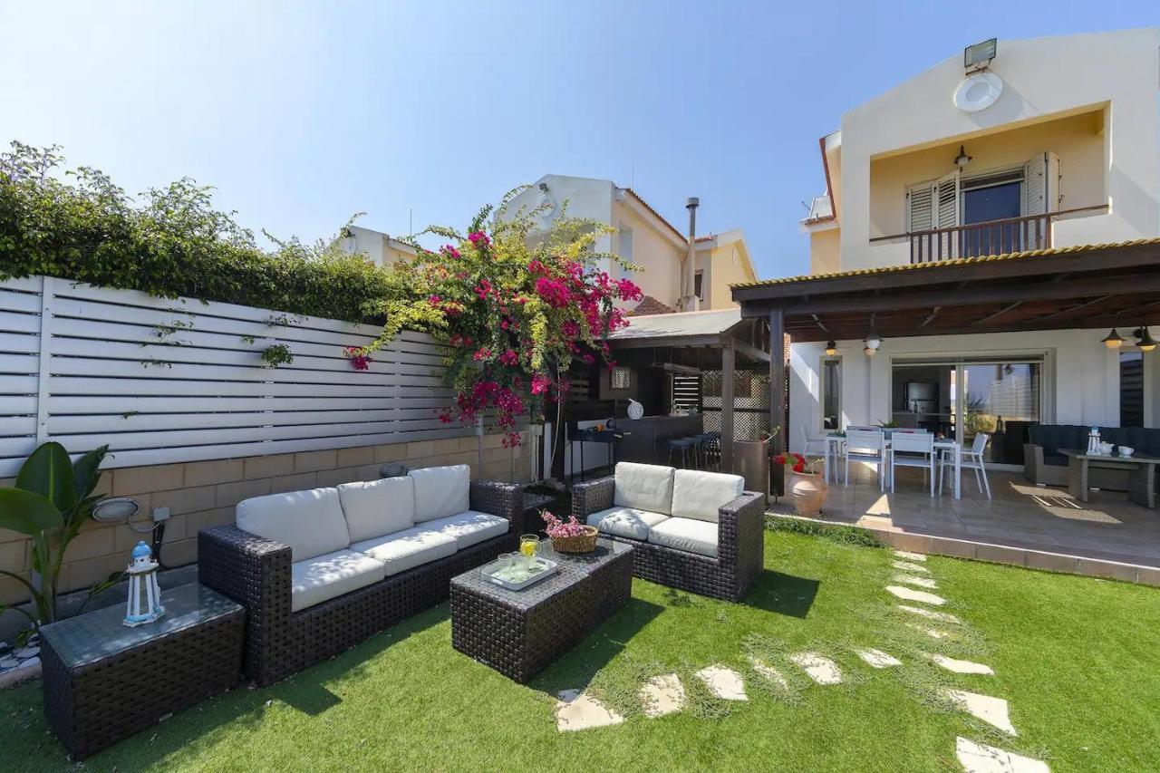 Beachfront Villa Carpe Diem Кити Экстерьер фото