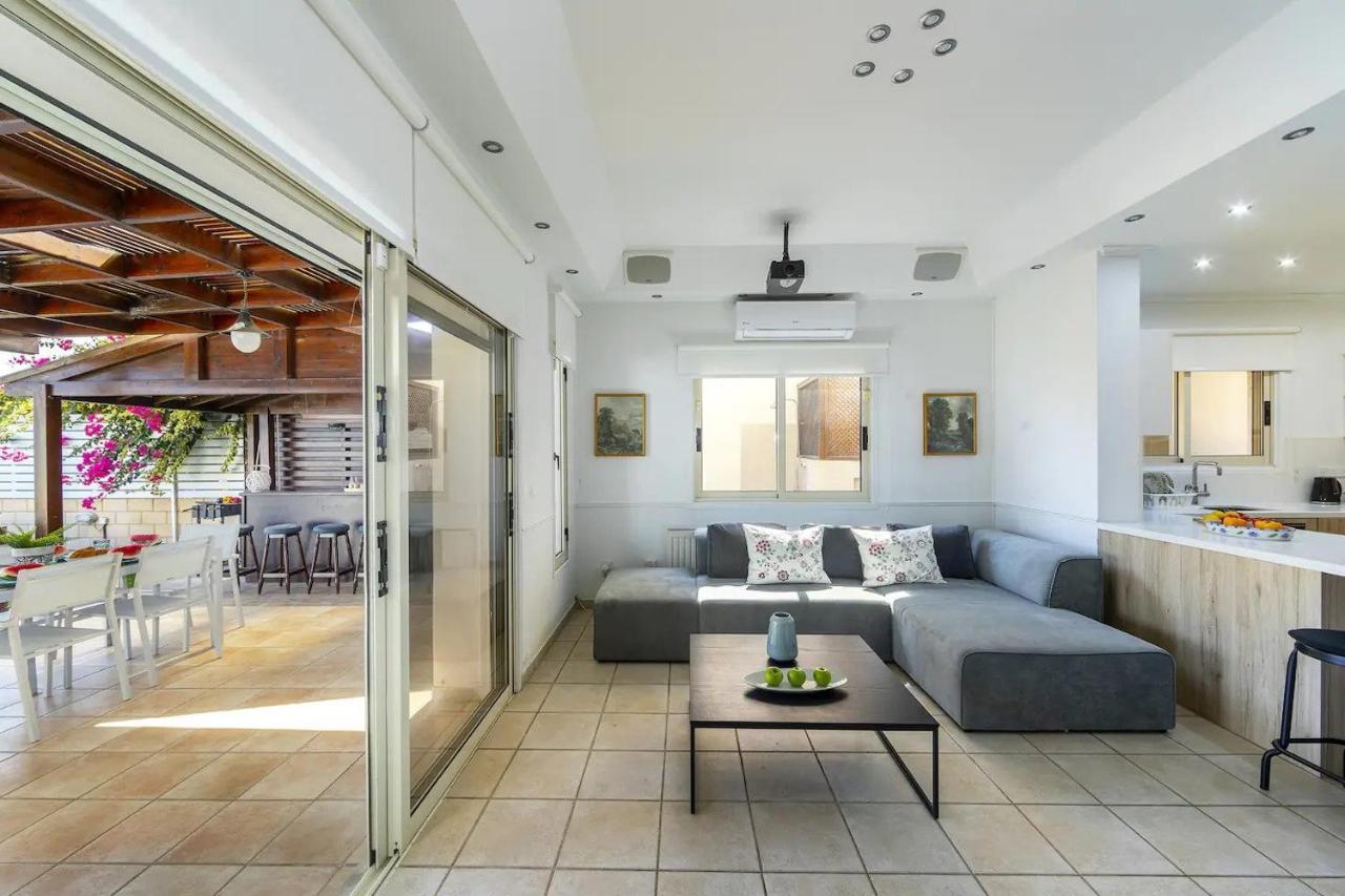 Beachfront Villa Carpe Diem Кити Экстерьер фото