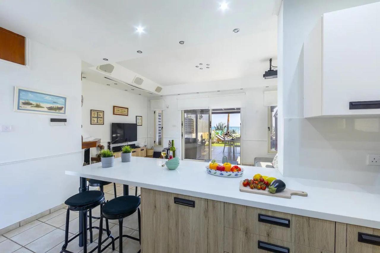 Beachfront Villa Carpe Diem Кити Экстерьер фото
