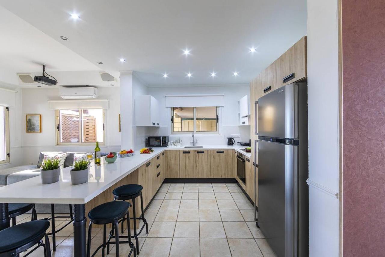 Beachfront Villa Carpe Diem Кити Экстерьер фото