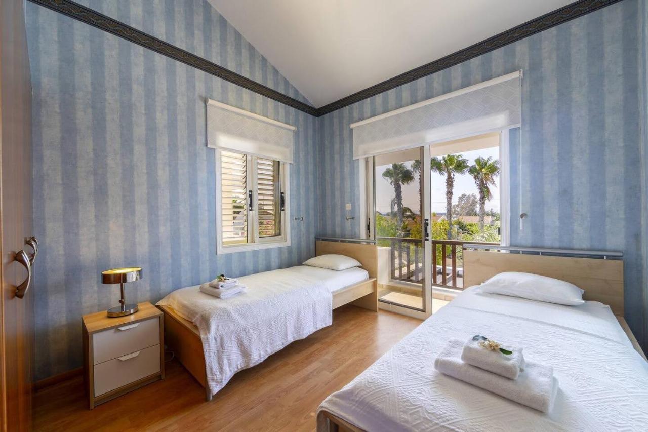 Beachfront Villa Carpe Diem Кити Экстерьер фото