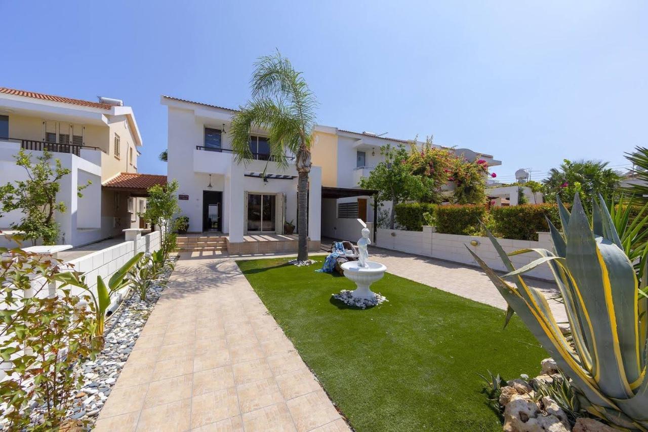 Beachfront Villa Carpe Diem Кити Экстерьер фото