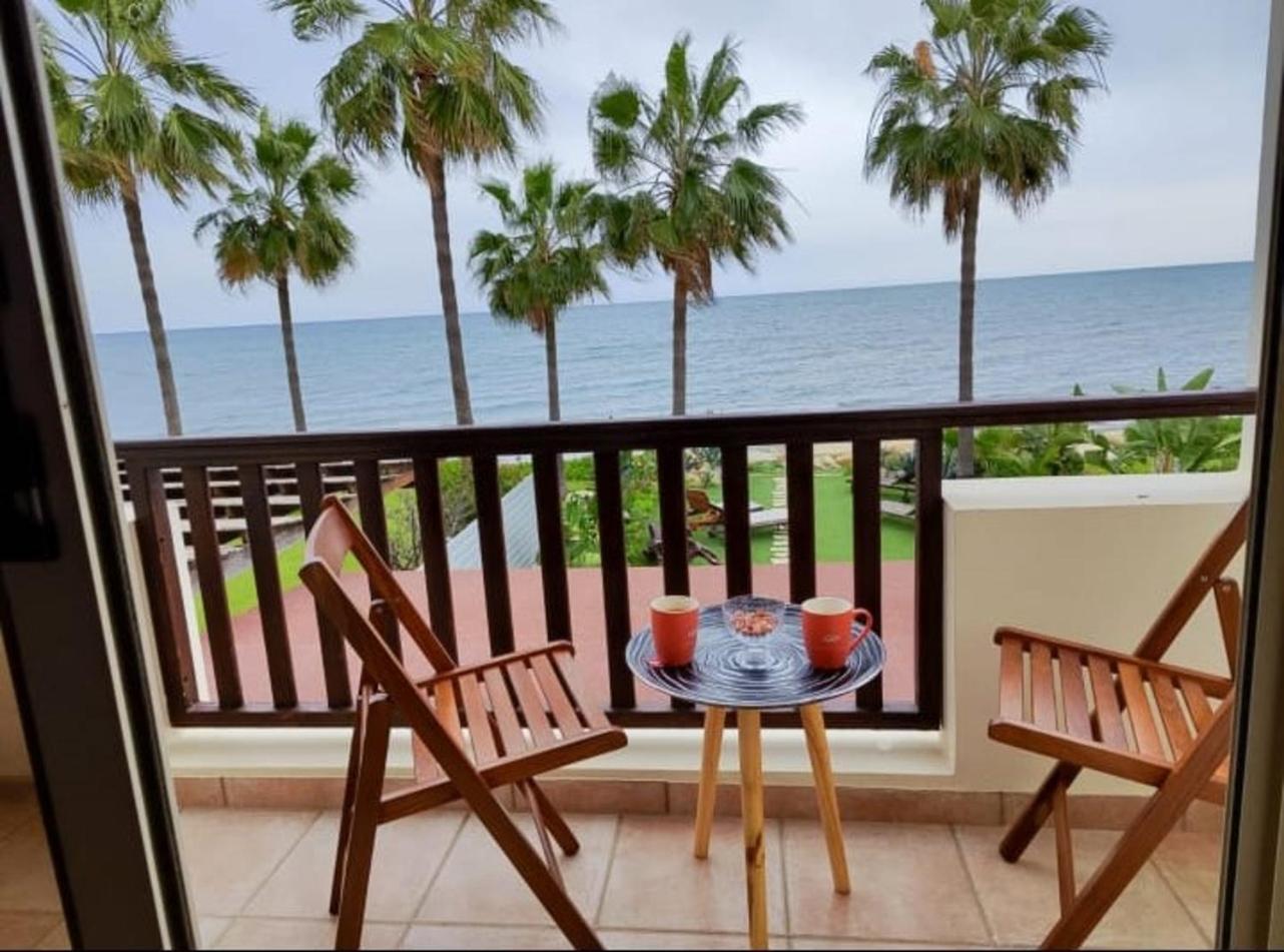 Beachfront Villa Carpe Diem Кити Экстерьер фото