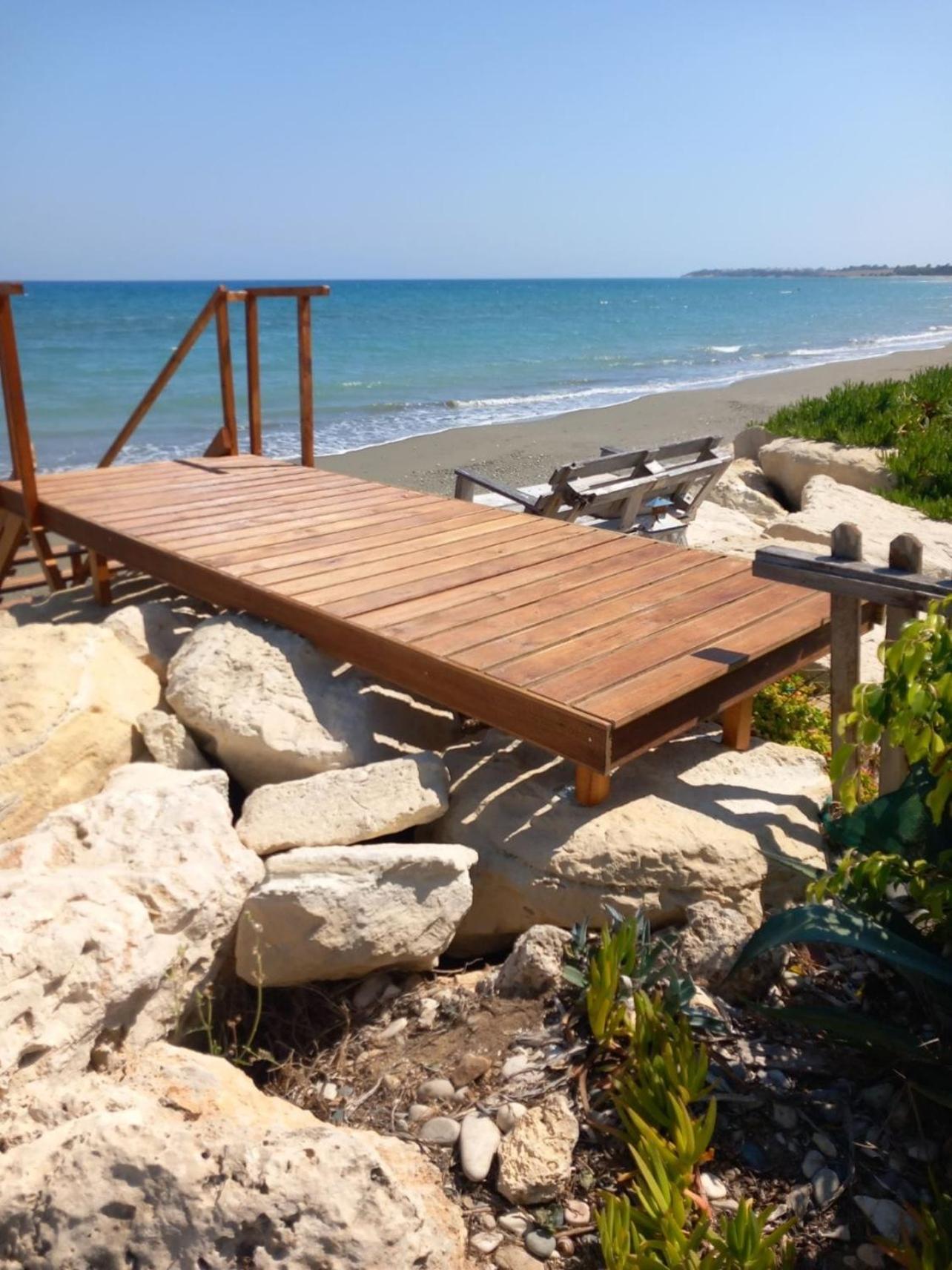 Beachfront Villa Carpe Diem Кити Экстерьер фото
